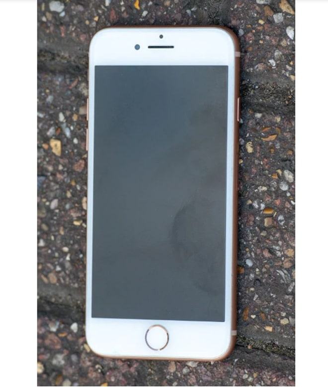 Dưới sông 2 tháng iPhone 8 vẫn hoạt động tốt