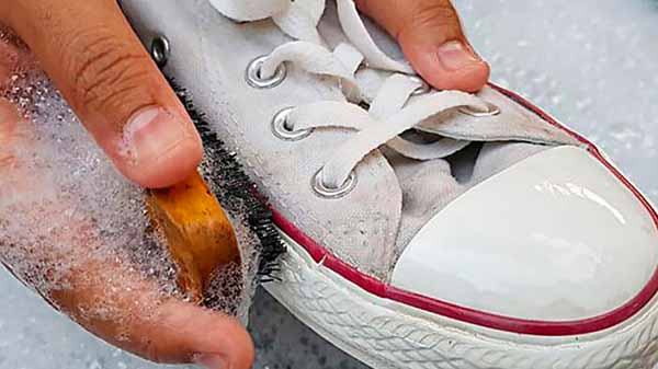 Mẹo nhỏ để có cách giặt giày vải trắng không bị ố vàng