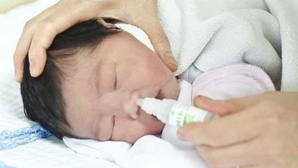 4 bước rửa mũi cho trẻ sơ sinh bằng nước muối sinh lý
