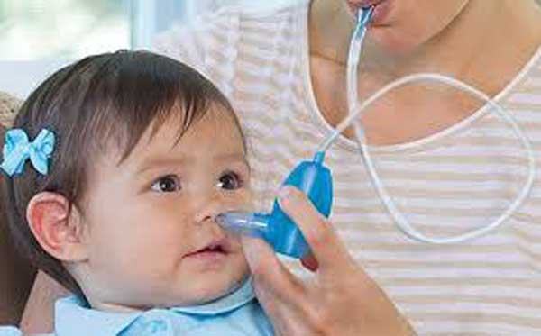 Hướng dẫn rửa mũi cho trẻ nhỏ bằng nước muối sinh lý