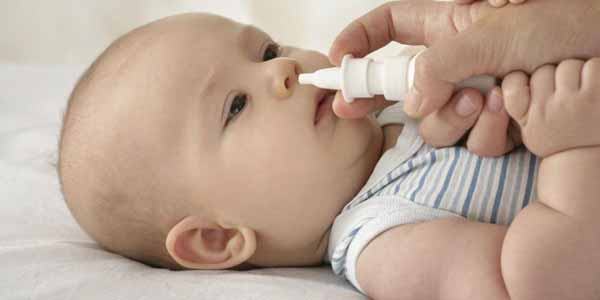 Sai lầm sử dụng nước muối sinh lý cho trẻ sơ sinh