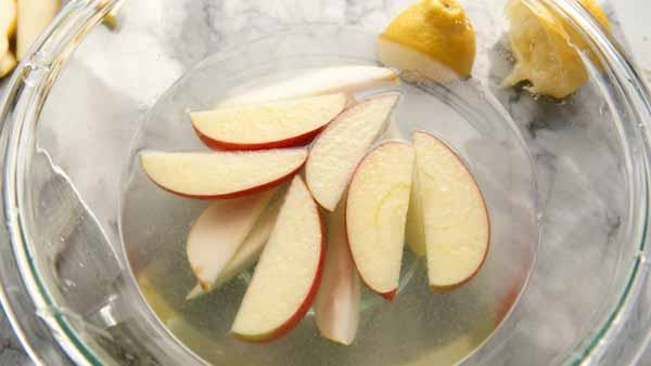 Hướng dẫn 6 cách gọt táo không bị thâm