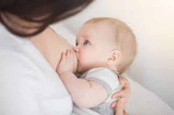 7 Mẹo dân gian giúp mẹ nhiều sữa sau sinh